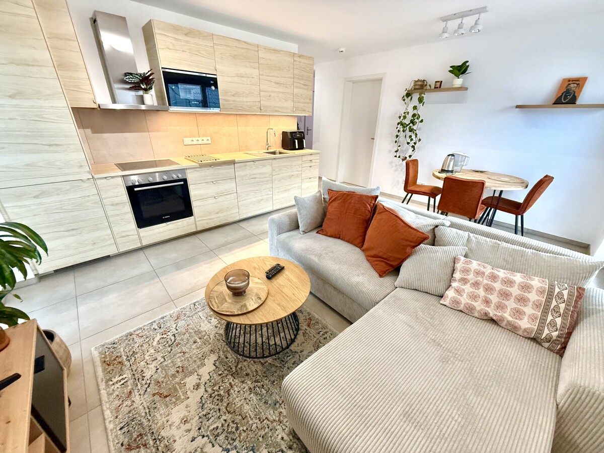 Ihr Wohnzimmer mit Einbauküche gen Schlafzimmer