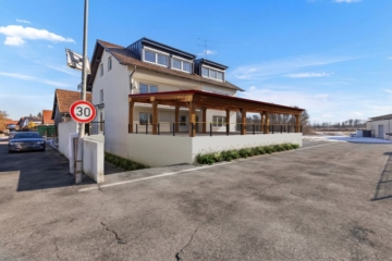 Großzügige Erdgeschosswohnung mit überdachter Terrasse & eigener Doppelgarage, 94345 Niedermotzing, Erdgeschosswohnung
