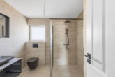 Badezimmer - Großzügige Erdgeschosswohnung mit überdachter Terrasse & eigener Doppelgarage