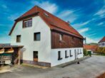 Süd-Westansicht - Dorfidylle pur: Uriges Landhaus mit zusätzlichem Bauplatz