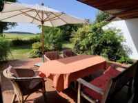 Terrasse mit Blick ins Grüne