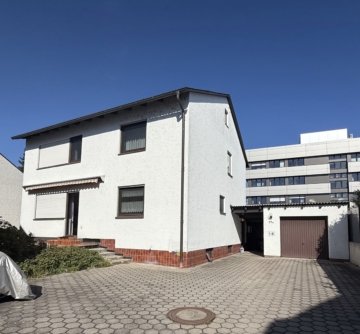 Charmantes Einfamilienhaus mit großem Garten und Potenzial in Regensburg-Reinhausen, 93059 Regensburg, Einfamilienhaus