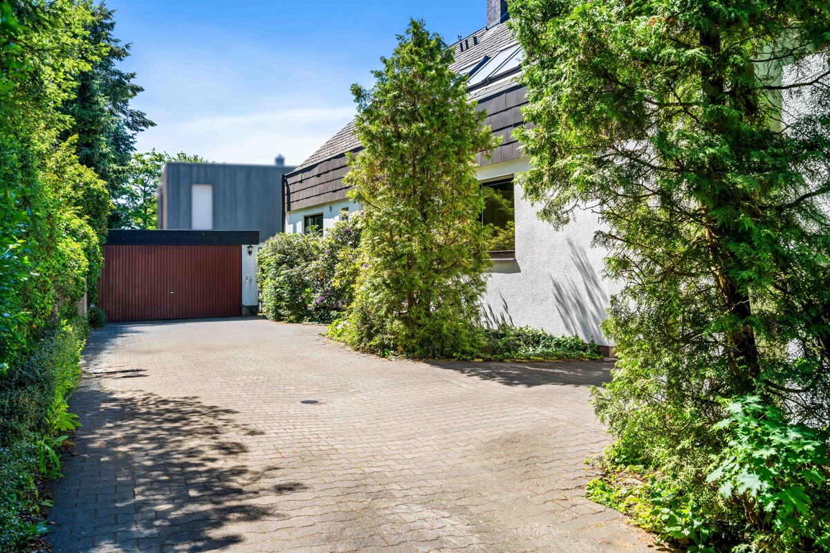 Zufahrt und Garage