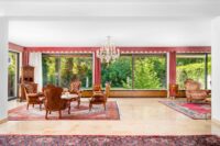 Wohnzimmer mit großer Fensterfront