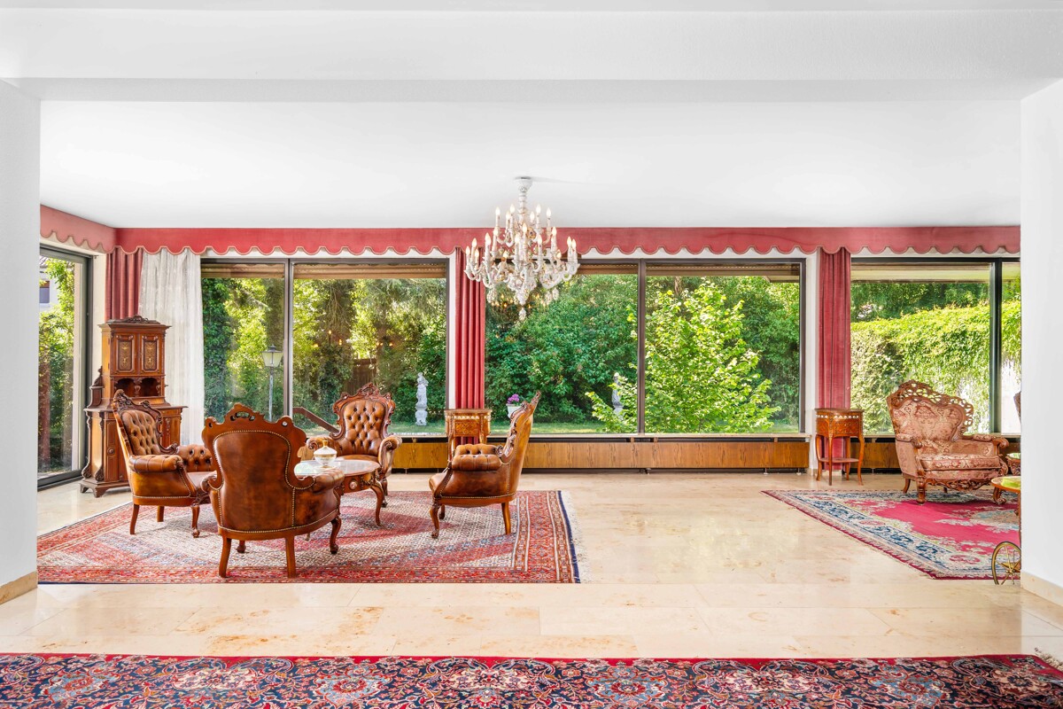 Wohnzimmer mit großer Fensterfront