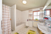 Badezimmer - Sonnige, gepflegte Doppelhaushälfte in ruhiger Lage!