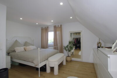 Dolce Vita Sanierte DG-Wohnung für Kapitalanleger, 93138 Lappersdorf, Etagenwohnung