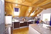 |Sonnenplatz! | Schönes Zweifamilienhaus mit Panoramablick und grüner Energie - Küche DG