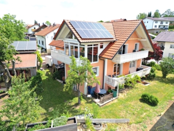 |Sonnenplatz! | Schönes Zweifamilienhaus mit Panoramablick und grüner Energie, 93413 Cham, Zweifamilienhaus