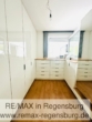 Ankleidezimmer - Moderne 3,5-Zimmer-Wohnung mit Süd-Dachterrasse & Garage — Zentrumsnah in Deggendorf zur Miete!
