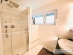 Badezimmer - Moderne 3,5-Zimmer-Wohnung mit Süd-Dachterrasse & Garage — Zentrumsnah in Deggendorf zur Miete!