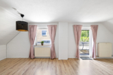Wohnzimmer - Familienfreundliches Zuhause mit Wohlfühlgarten, Garage & Dachterrasse in guter Lage !