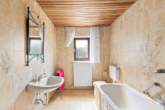 Bad - Familienfreundliches Zuhause mit Wohlfühlgarten, Garage & Dachterrasse in guter Lage !