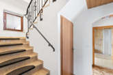 Treppenhaus - Familienfreundliches Zuhause mit Wohlfühlgarten, Garage & Dachterrasse in guter Lage !