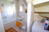 Bad OG - Einfamilienhaus und Haus mit 3 Wohneinheiten in 93051 Regensburg
