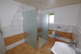 Bad EG - Einfamilienhaus und Haus mit 3 Wohneinheiten in 93051 Regensburg