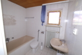 Bad EFH - Einfamilienhaus und Haus mit 3 Wohneinheiten in 93051 Regensburg
