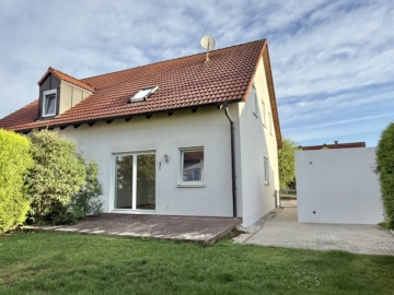 „Ein Zuhause zum Ankommen – kompakte Doppelhaushälfte für die kleine Familie“, 92421 Schwandorf, Doppelhaushälfte