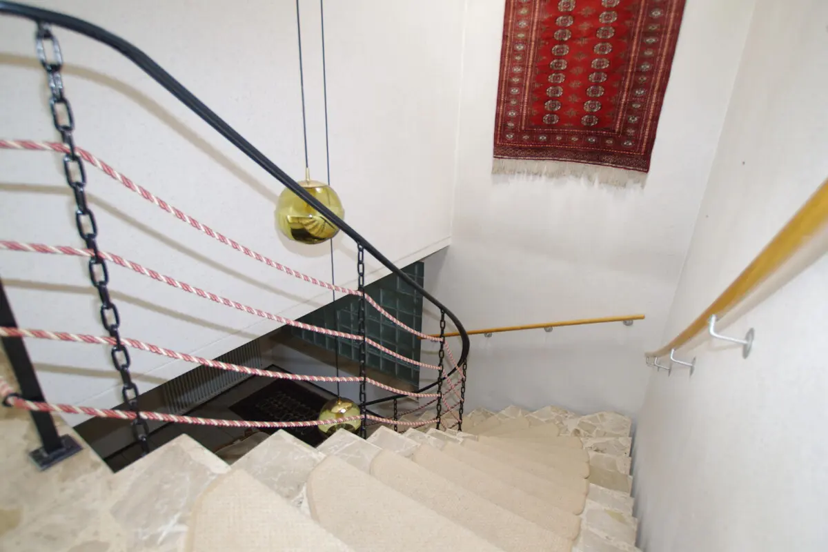Treppe ins Untergeschoss