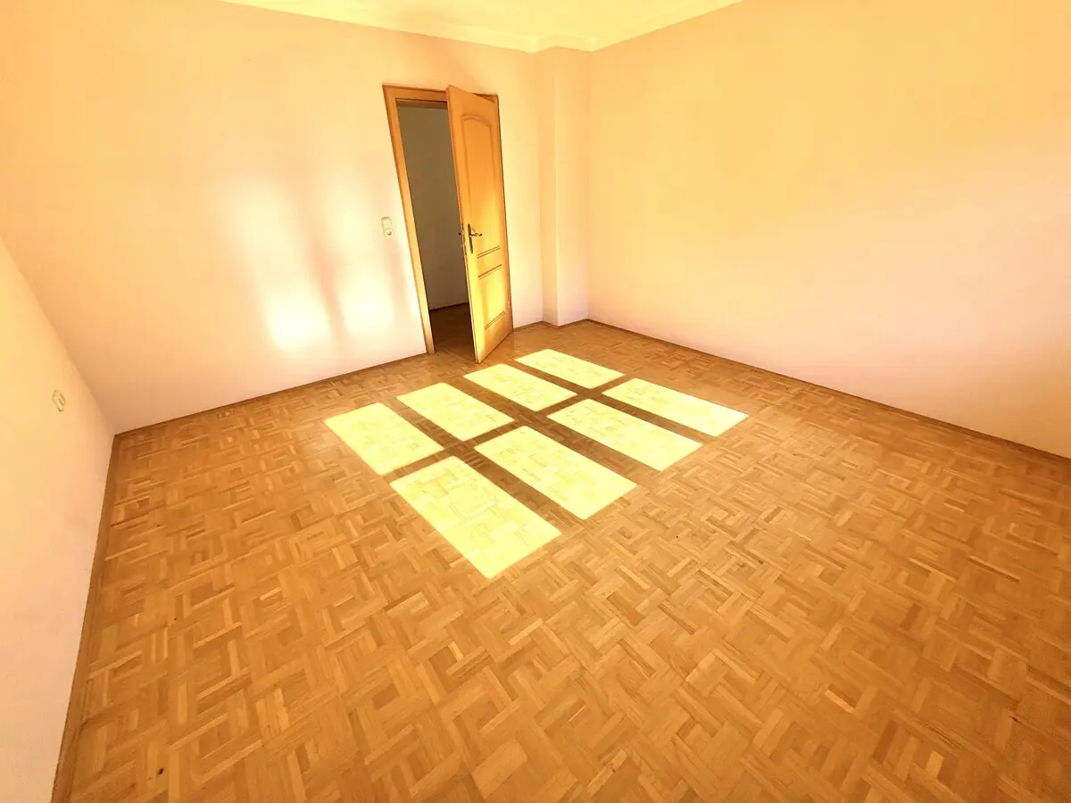 In Ihrem Schlafzimmer gen Diele