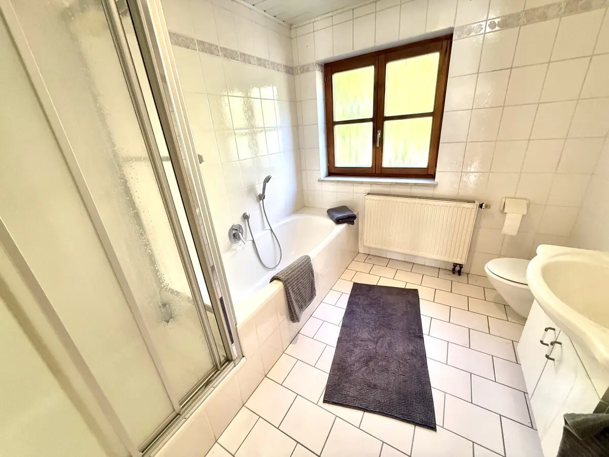 Ihr Badezimmer mit Dusche & Wanne