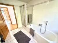 In Ihrem Badezimmer gen Diele & Küche