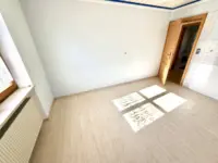 In Ihrer Küche gen Diele