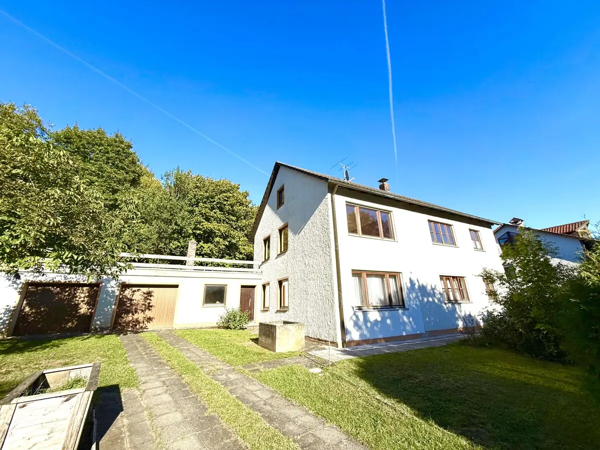 Ihr Haus mit Garagen von Westen
