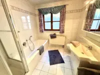 Ihr Badezimmer mit Dusche & Wanne