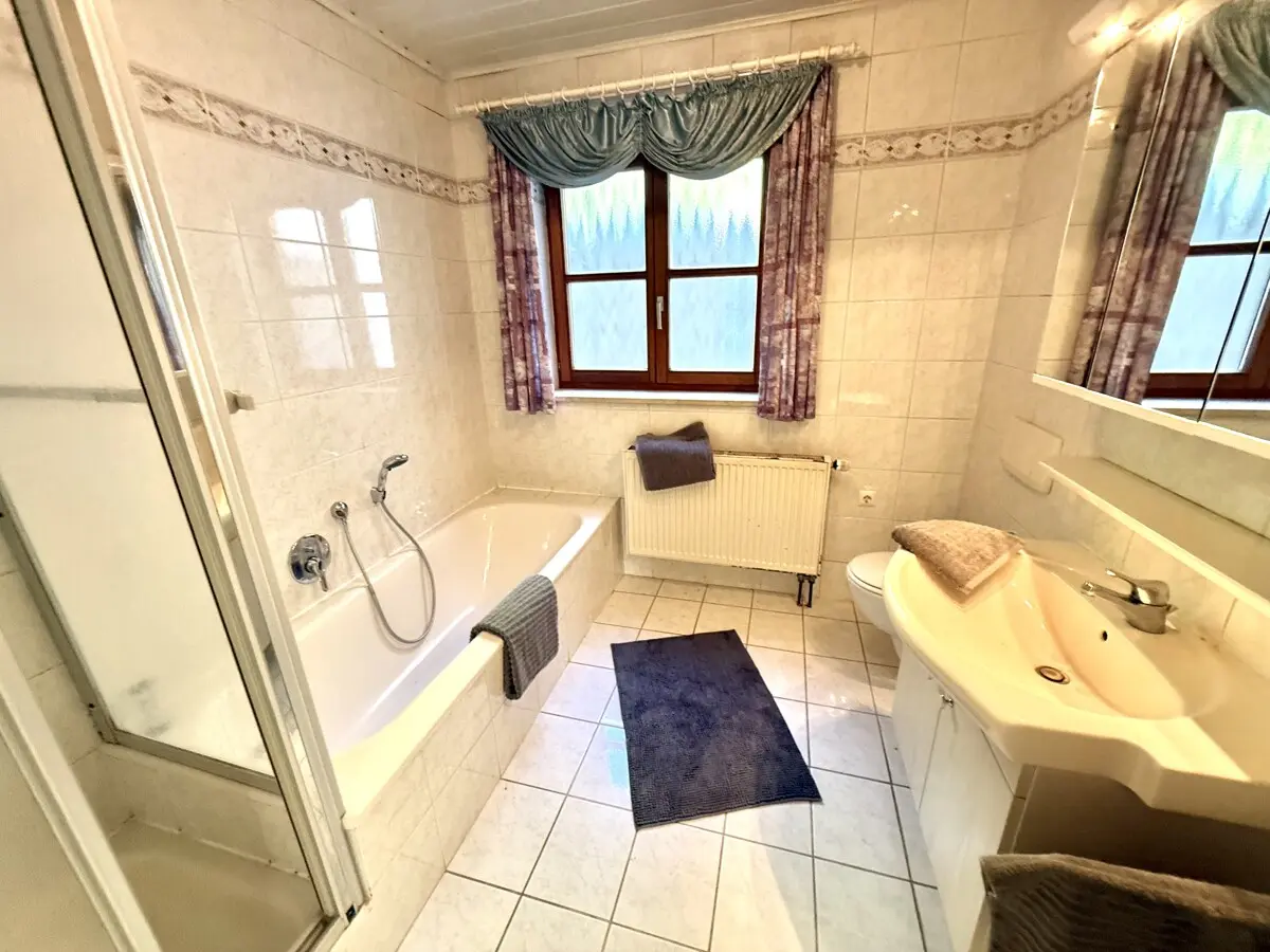 Ihr Badezimmer mit Dusche & Wanne