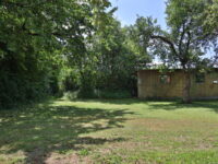 Garten mit Holzhaus