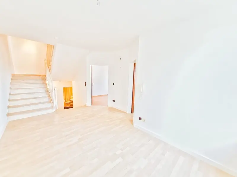 Ihr Esszimmer gen Treppenaufgang & (Kinder)bad