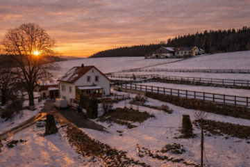 Ländliches Anwesen mit weitläufigem Grundstück und Reit-/Bewegungsplatz, 93185 Michelsneukirchen, Einfamilienhaus