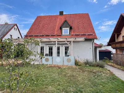 Gemütliches Einfamilienhaus – sofort verfügbar – mit schönem Garten und überdachter Terrasse, 93128 Regenstauf, Einfamilienhaus
