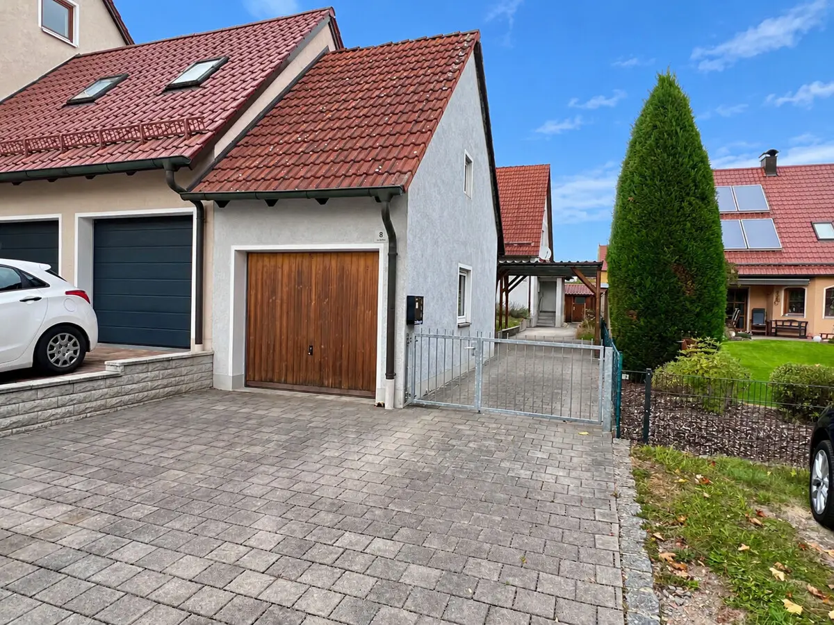 Garage mit Hofeinfahrt KI optimiert