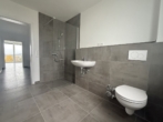 Badezimmer - Moderne 3-Zimmer-Neubauwohnung mit Balkon und Stellplatz – Erstbezug in Neunburg vorm Wald