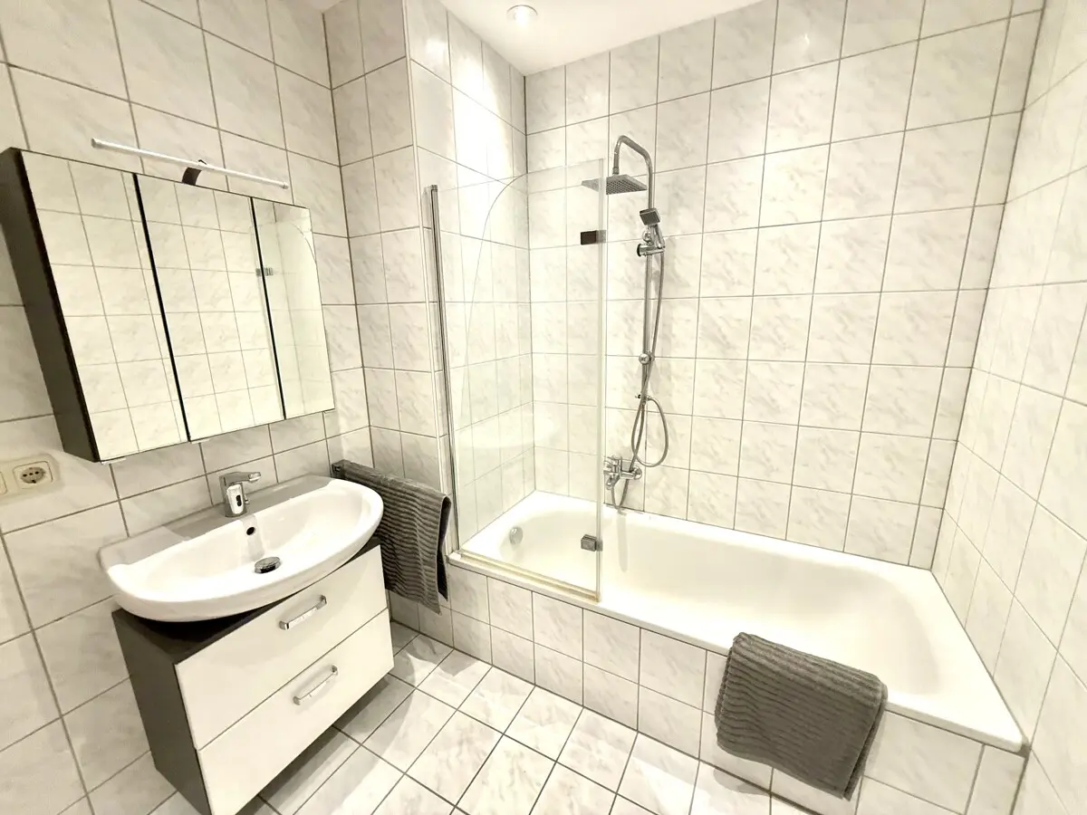 In Ihrem Badezimmer mit Wanne