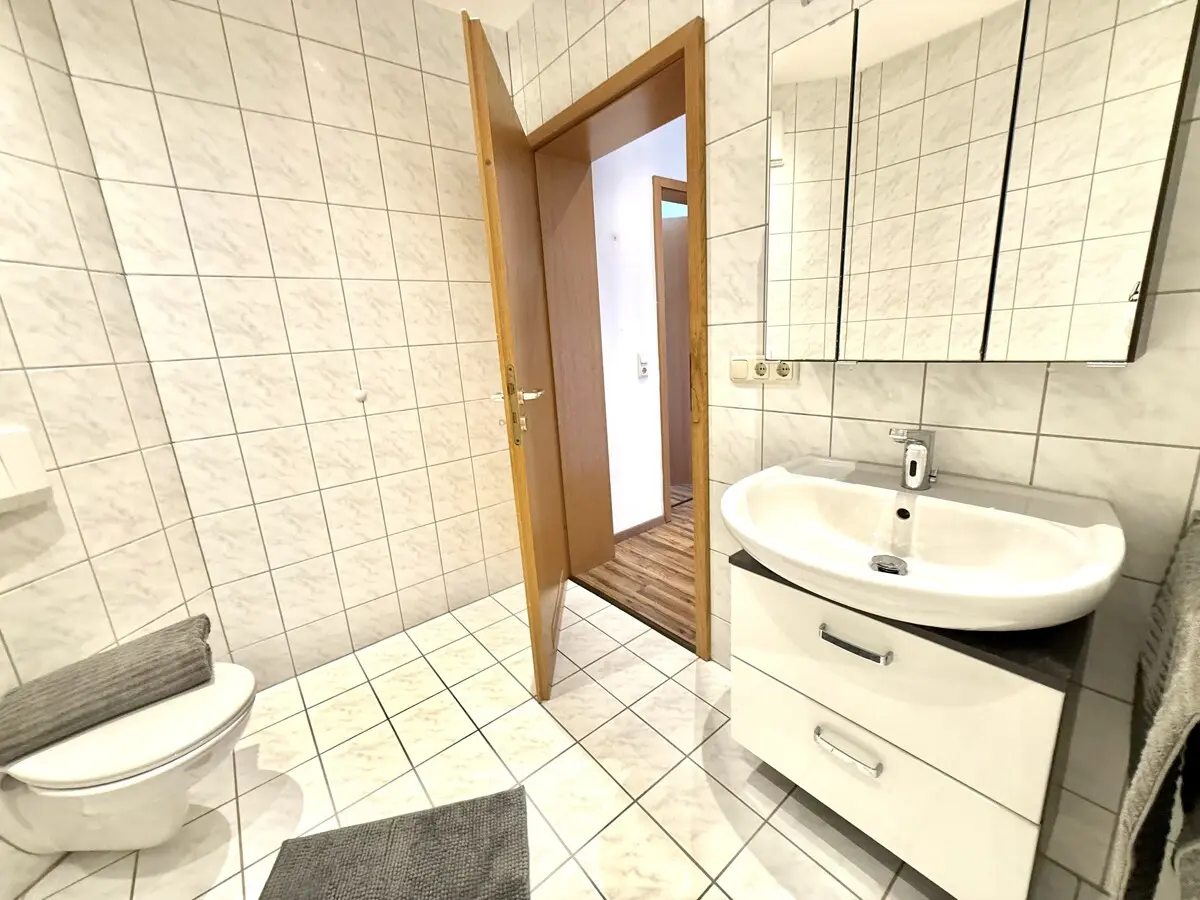 In Ihrem Badezimmer gen Diele & Schlafzimmer