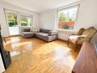 Wohnzimmer gen Terrasse - Bild mit KI optimiert
