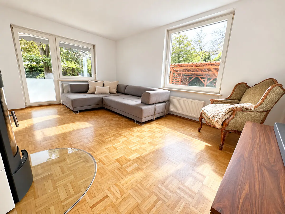 Wohnzimmer gen Terrasse - Bild mit KI optimiert