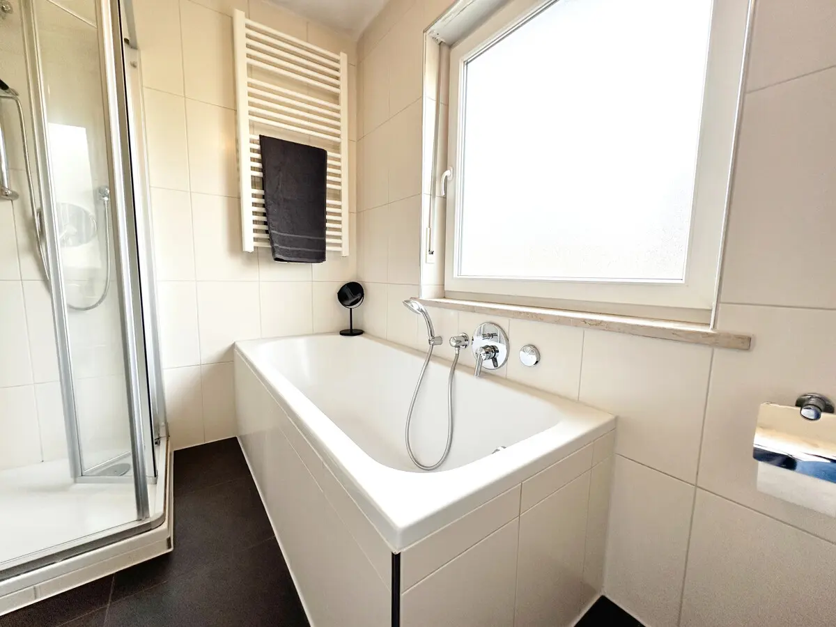 Ihr Badezimmer mit Dusche...
