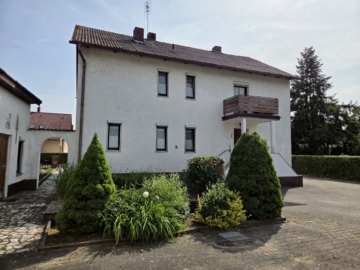 Ein- bzw. Zweifamilienhaus mit großem Grundstück und viel Potential, 93149 Nittenau, Einfamilienhaus