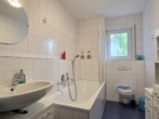 Badezimmer - Gartenfreunde aufgepasst: Zwei-Zimmer-Wohnung mit extra großem Garten!