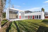 Villa Regensburger Westen 38 - Besser als eine Penthouse Wohnung! Große Dachterrasse, schöner Garten, hohe Räume und 5x TG-Plätze!