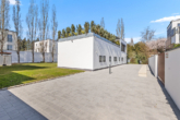 Villa Regensburger Westen-3 - Besser als eine Penthouse Wohnung! Große Dachterrasse, schöner Garten, hohe Räume und 5x TG-Plätze!