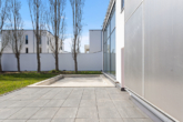 Villa Regensburger Westen-6 - Besser als eine Penthouse Wohnung! Große Dachterrasse, schöner Garten, hohe Räume und 5x TG-Plätze!