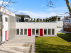 Villa Regensburger Westen-7 - Besser als eine Penthouse Wohnung! Große Dachterrasse, schöner Garten, hohe Räume und 5x TG-Plätze!