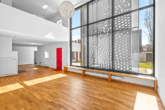 Villa Regensburger Westen-12 - Besser als eine Penthouse Wohnung! Große Dachterrasse, schöner Garten, hohe Räume und 5x TG-Plätze!