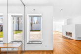 Villa Regensburger Westen-16 - Besser als eine Penthouse Wohnung! Große Dachterrasse, schöner Garten, hohe Räume und 5x TG-Plätze!