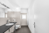 Villa Regensburger Westen-22 - Besser als eine Penthouse Wohnung! Große Dachterrasse, schöner Garten, hohe Räume und 5x TG-Plätze!